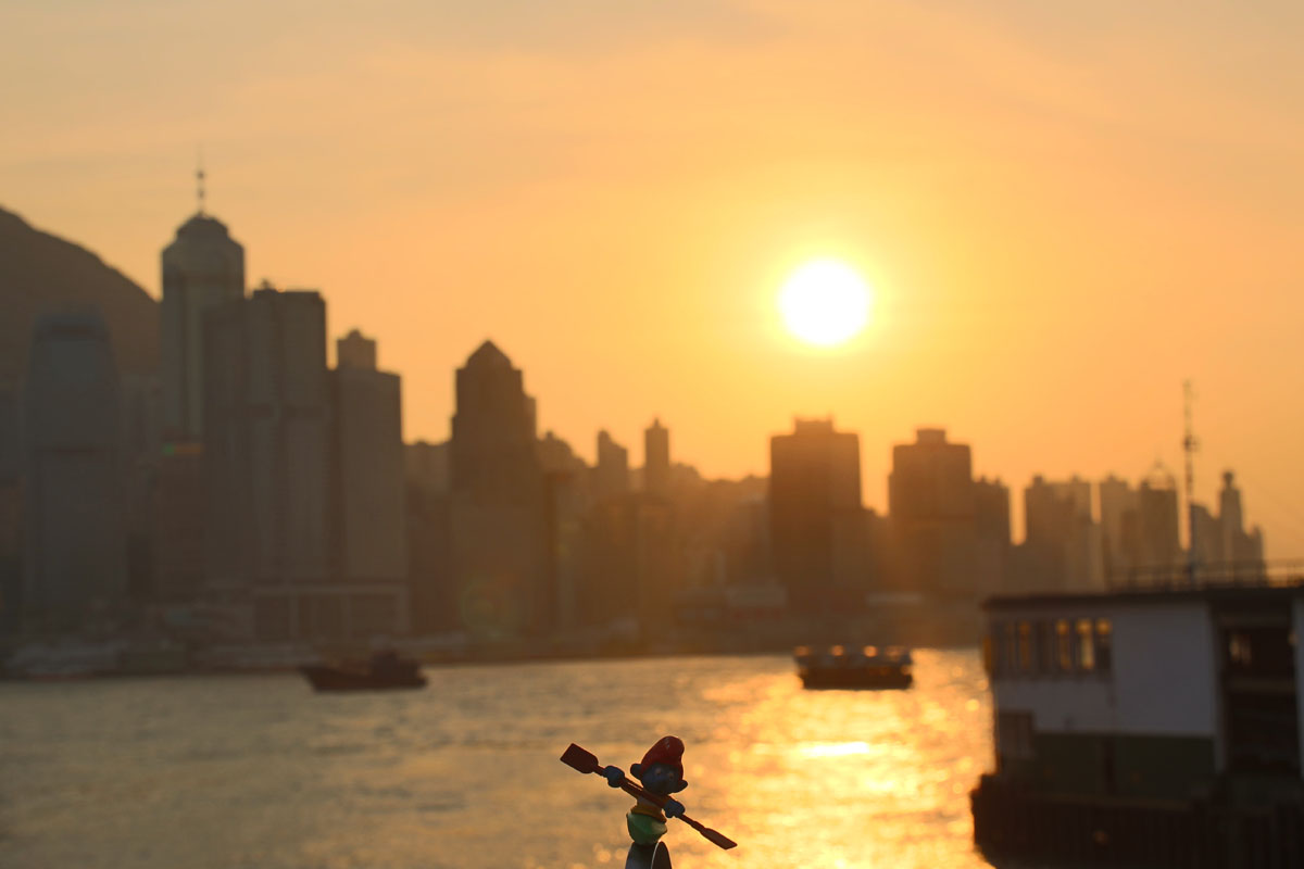 Kajaker beim Sonnenuntergang in Hong Kong