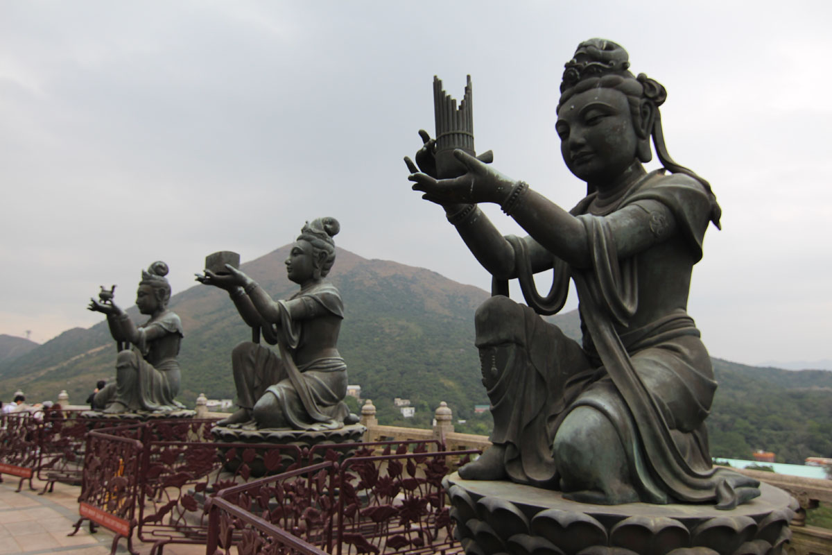 Statuen um den großen Buddah